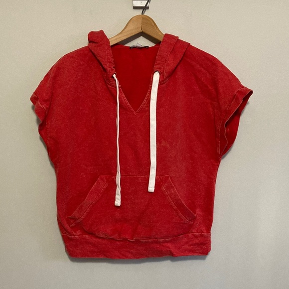 Evereve Tricia Short Sleeve Hoodie Sweatshirt in red wash, Size Small - Picture 2 of 7